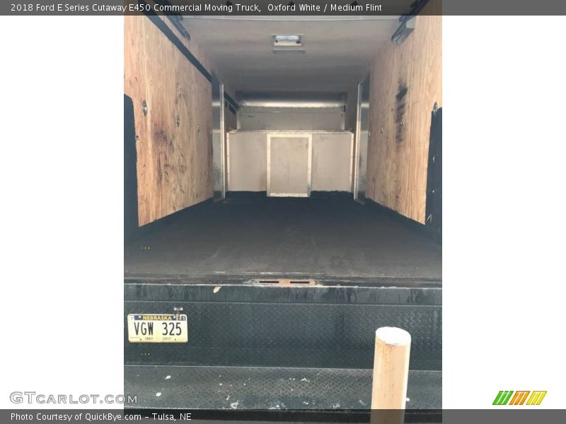 Oxford White / Medium Flint 2018 Ford E Series Cutaway E450 Commercial Moving Truck