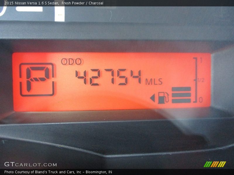 Fresh Powder / Charcoal 2015 Nissan Versa 1.6 S Sedan