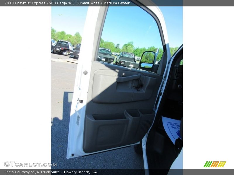 Summit White / Medium Pewter 2018 Chevrolet Express 2500 Cargo WT