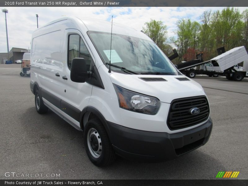 Front 3/4 View of 2018 Transit Van 250 MR Regular
