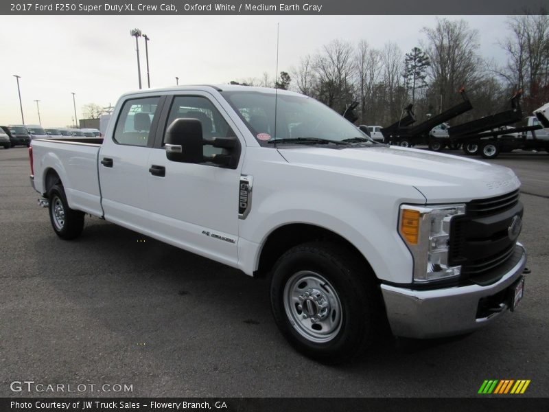 Front 3/4 View of 2017 F250 Super Duty XL Crew Cab