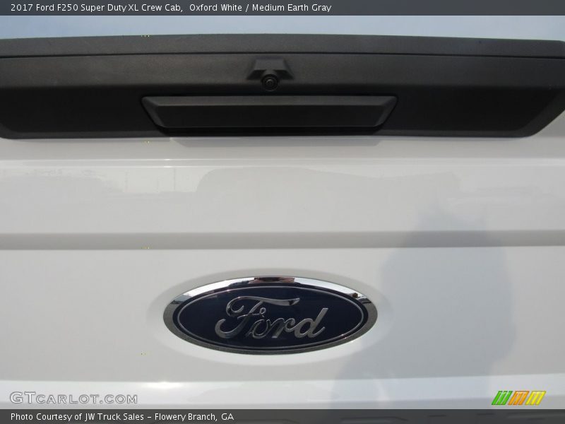 Oxford White / Medium Earth Gray 2017 Ford F250 Super Duty XL Crew Cab