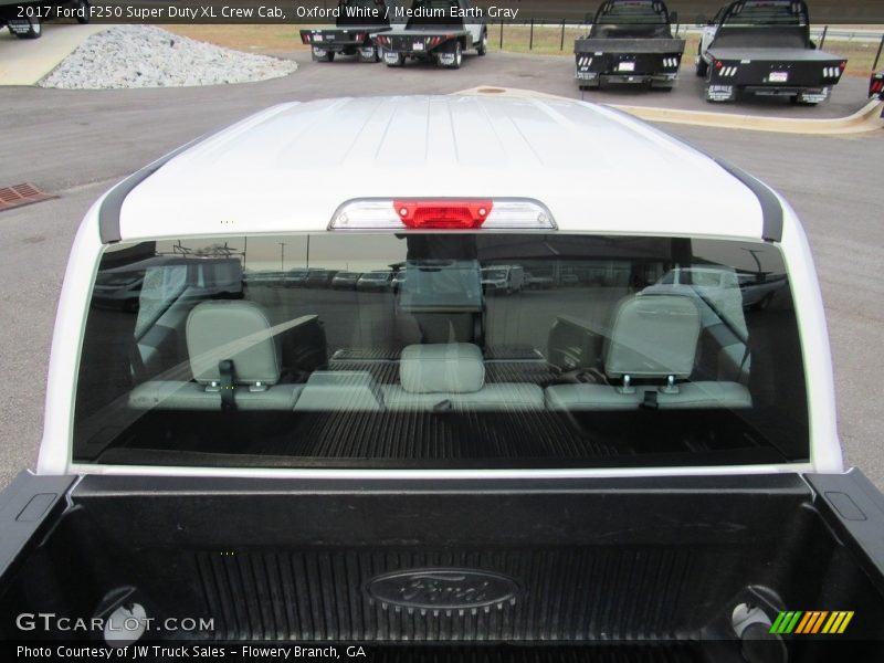Oxford White / Medium Earth Gray 2017 Ford F250 Super Duty XL Crew Cab