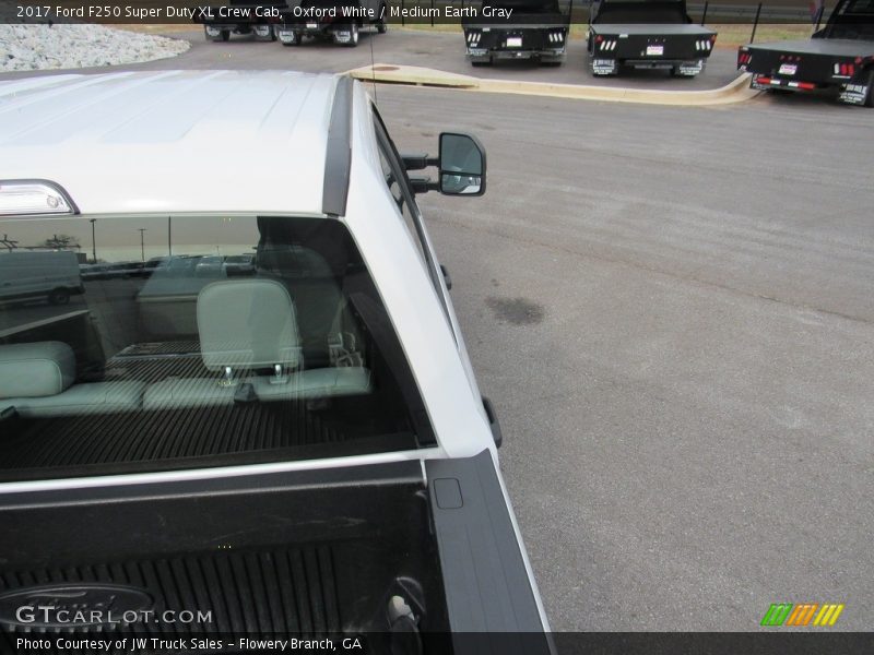 Oxford White / Medium Earth Gray 2017 Ford F250 Super Duty XL Crew Cab