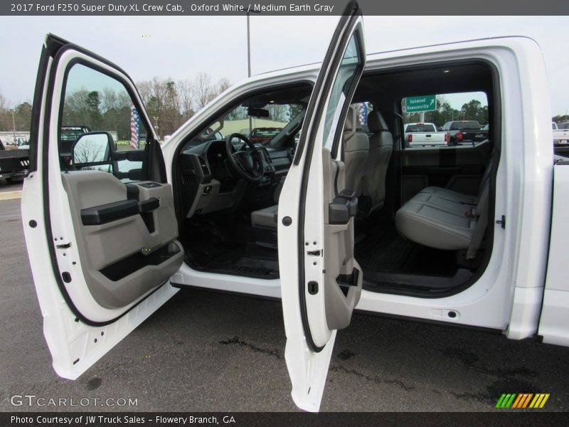 Oxford White / Medium Earth Gray 2017 Ford F250 Super Duty XL Crew Cab