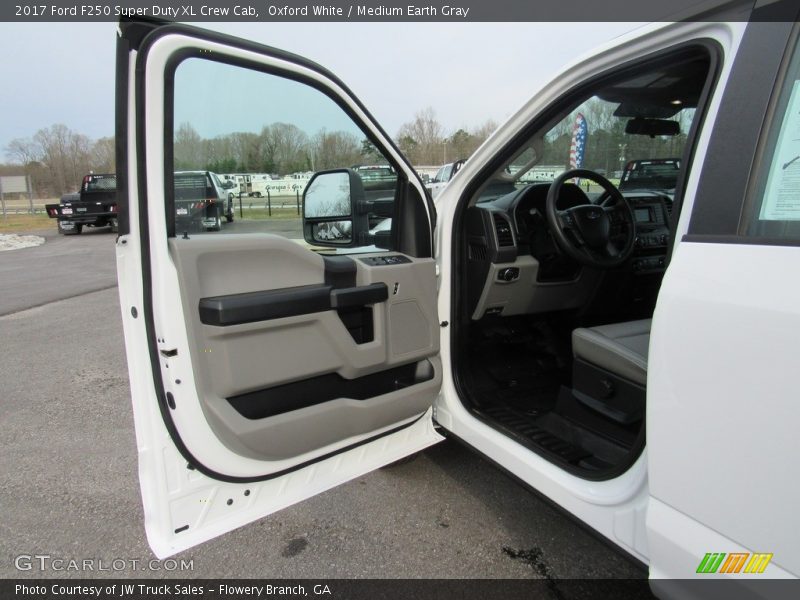 Oxford White / Medium Earth Gray 2017 Ford F250 Super Duty XL Crew Cab