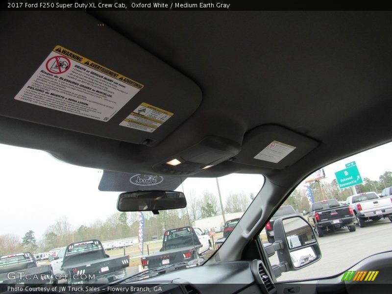Oxford White / Medium Earth Gray 2017 Ford F250 Super Duty XL Crew Cab