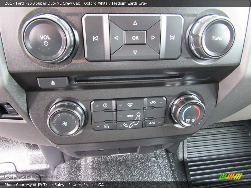 Controls of 2017 F250 Super Duty XL Crew Cab