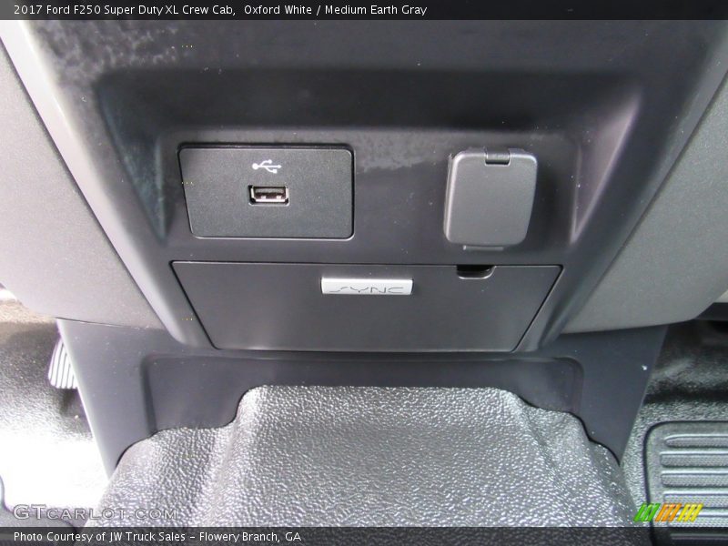 Oxford White / Medium Earth Gray 2017 Ford F250 Super Duty XL Crew Cab