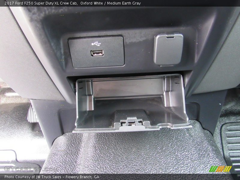Oxford White / Medium Earth Gray 2017 Ford F250 Super Duty XL Crew Cab