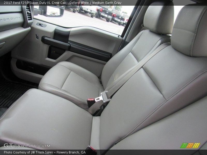 Oxford White / Medium Earth Gray 2017 Ford F250 Super Duty XL Crew Cab