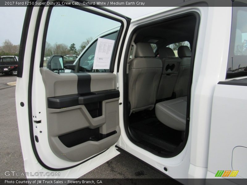 Oxford White / Medium Earth Gray 2017 Ford F250 Super Duty XL Crew Cab