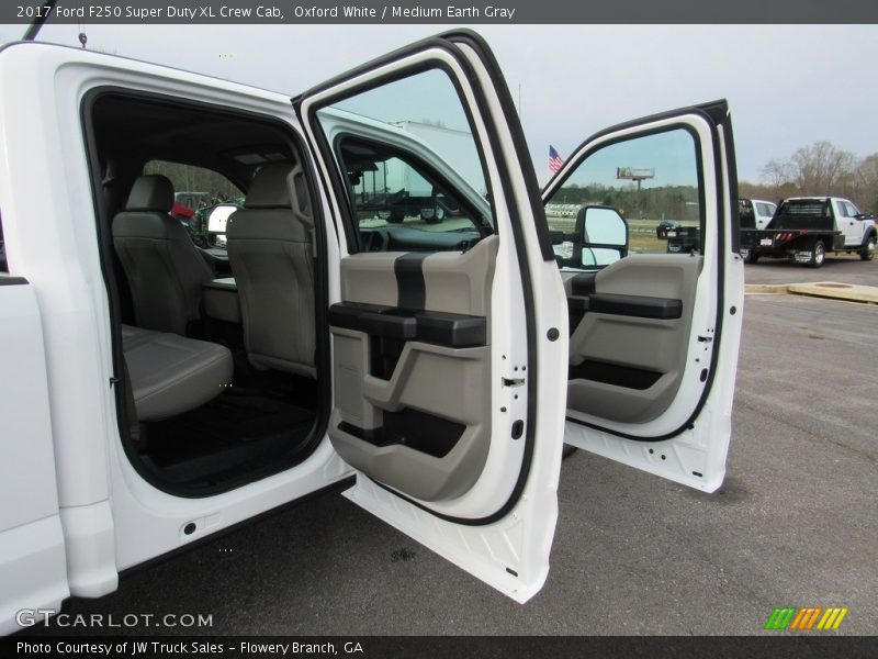 Oxford White / Medium Earth Gray 2017 Ford F250 Super Duty XL Crew Cab