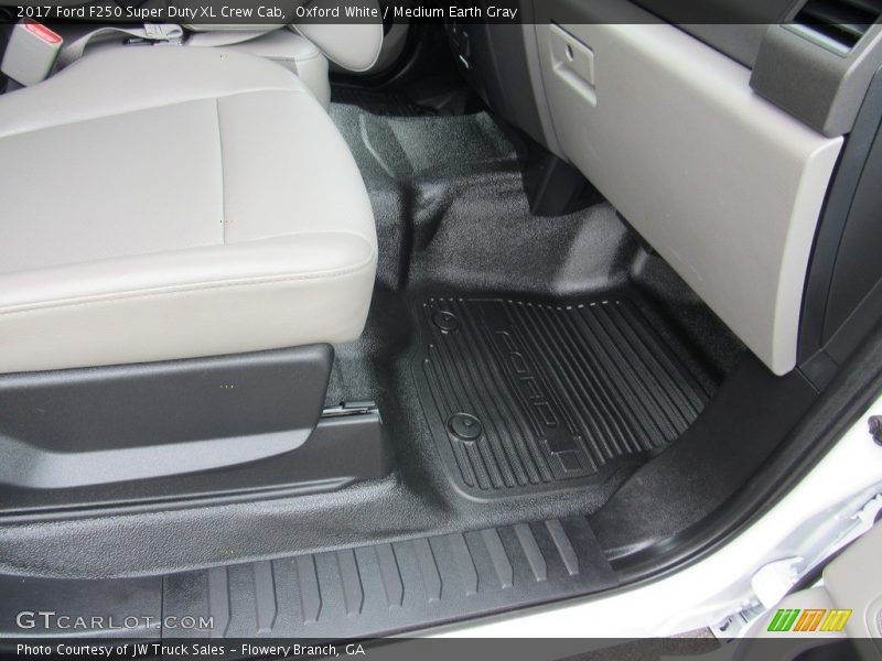Oxford White / Medium Earth Gray 2017 Ford F250 Super Duty XL Crew Cab