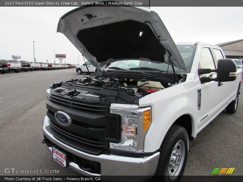 Oxford White / Medium Earth Gray 2017 Ford F250 Super Duty XL Crew Cab