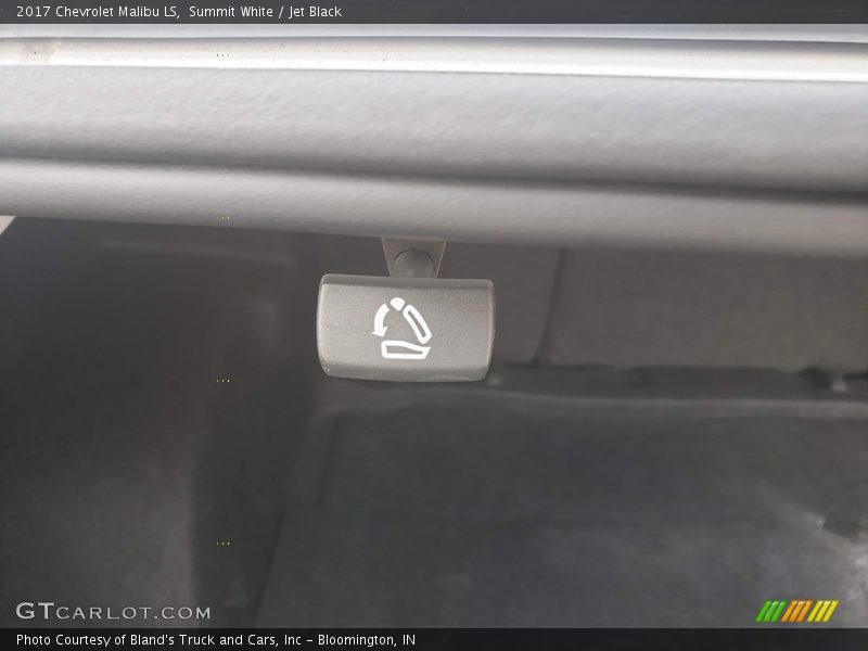 Summit White / Jet Black 2017 Chevrolet Malibu LS