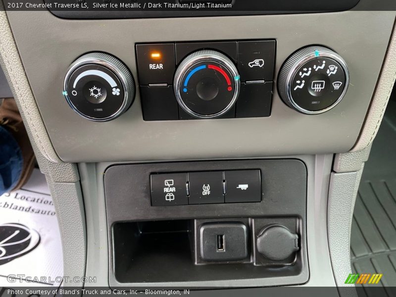 Silver Ice Metallic / Dark Titanium/Light Titanium 2017 Chevrolet Traverse LS