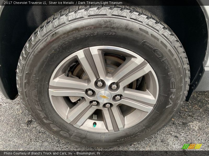 Silver Ice Metallic / Dark Titanium/Light Titanium 2017 Chevrolet Traverse LS