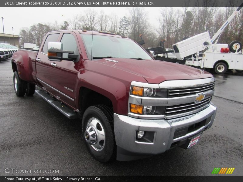 Front 3/4 View of 2016 Silverado 3500HD LTZ Crew Cab 4x4