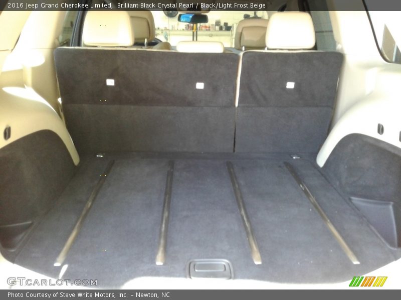 Brilliant Black Crystal Pearl / Black/Light Frost Beige 2016 Jeep Grand Cherokee Limited