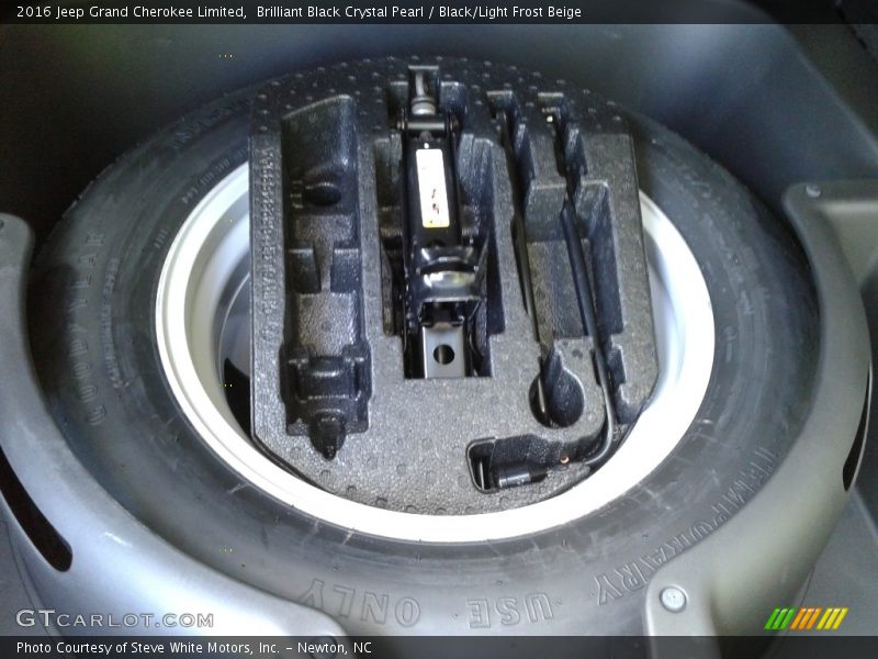 Brilliant Black Crystal Pearl / Black/Light Frost Beige 2016 Jeep Grand Cherokee Limited