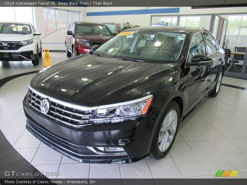 Deep Black Pearl / Titan Black 2018 Volkswagen Passat SE