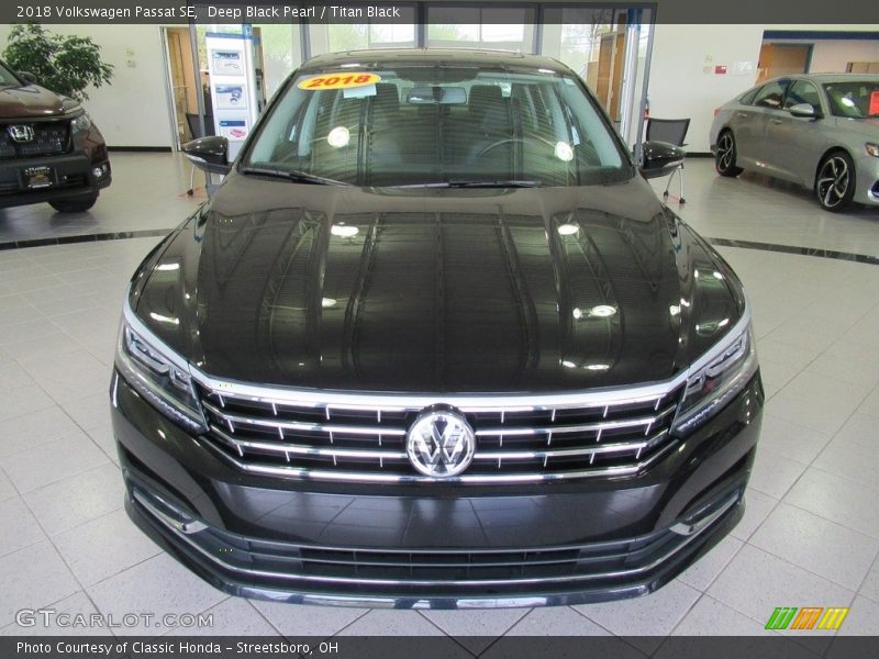 Deep Black Pearl / Titan Black 2018 Volkswagen Passat SE