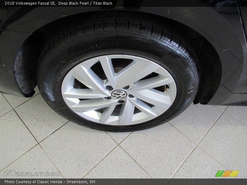 Deep Black Pearl / Titan Black 2018 Volkswagen Passat SE