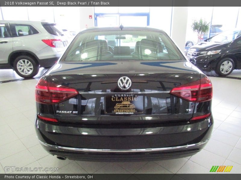 Deep Black Pearl / Titan Black 2018 Volkswagen Passat SE