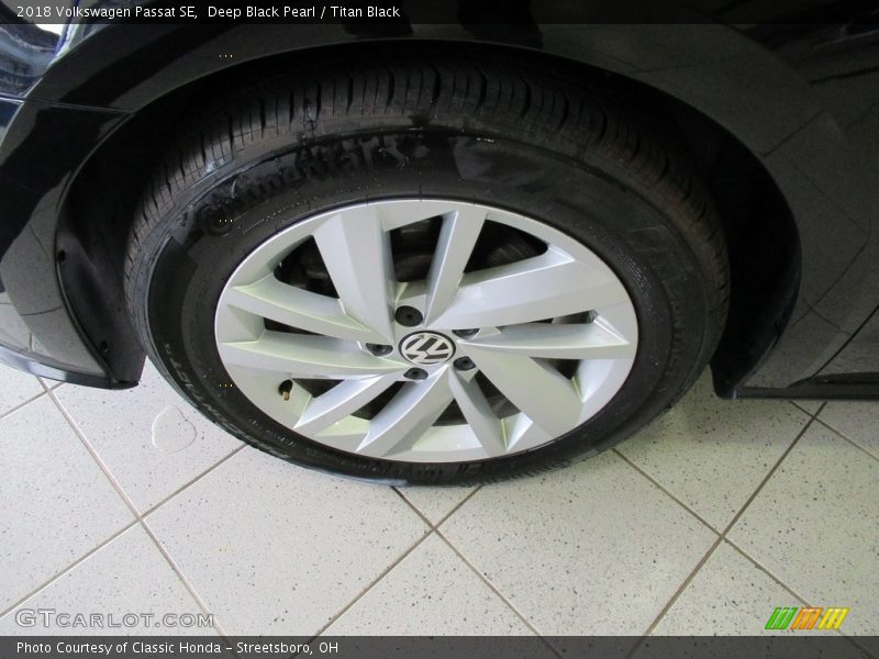 Deep Black Pearl / Titan Black 2018 Volkswagen Passat SE