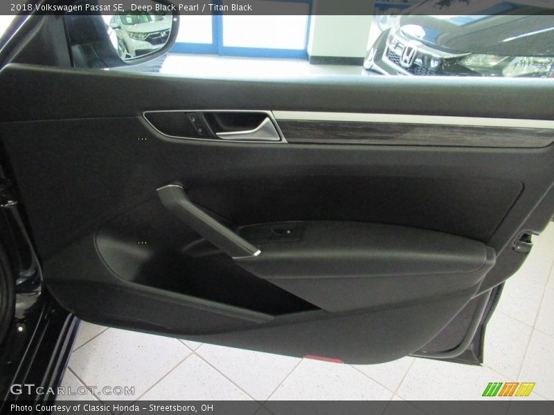 Deep Black Pearl / Titan Black 2018 Volkswagen Passat SE