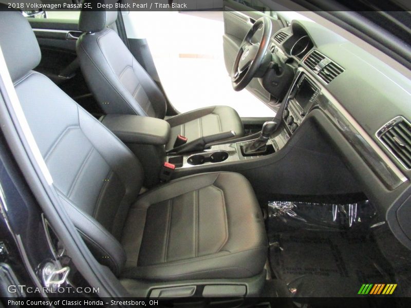 Deep Black Pearl / Titan Black 2018 Volkswagen Passat SE