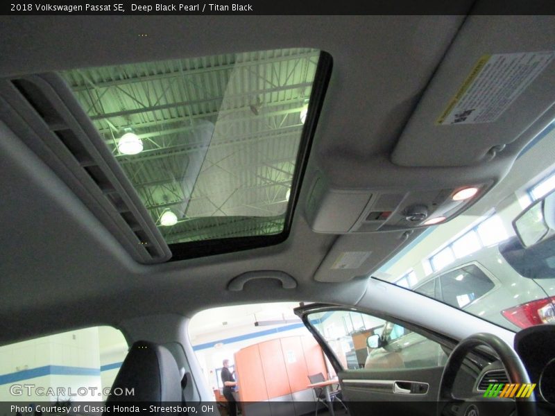 Deep Black Pearl / Titan Black 2018 Volkswagen Passat SE