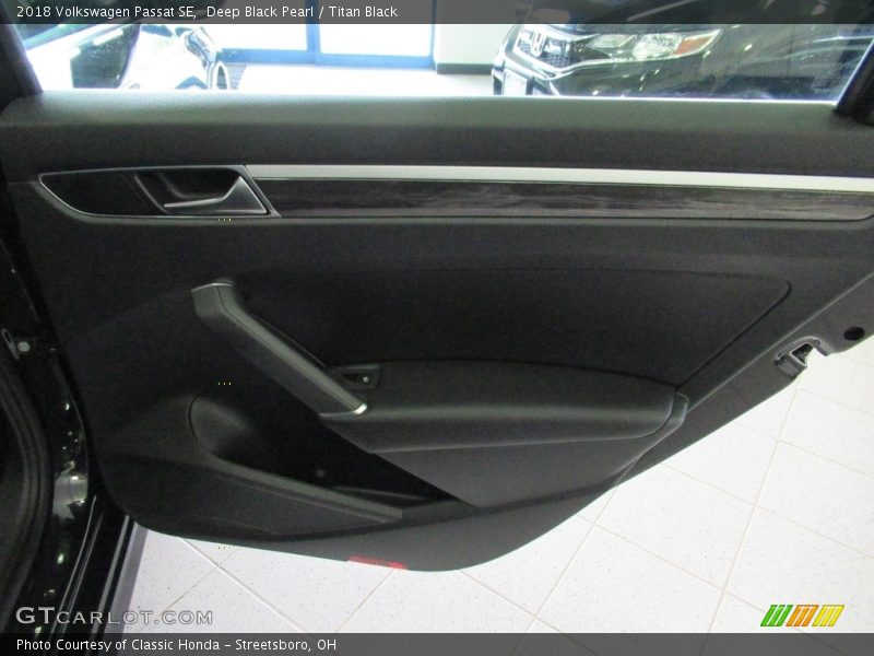 Deep Black Pearl / Titan Black 2018 Volkswagen Passat SE