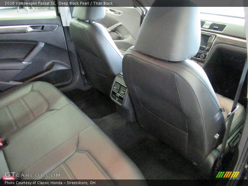 Deep Black Pearl / Titan Black 2018 Volkswagen Passat SE