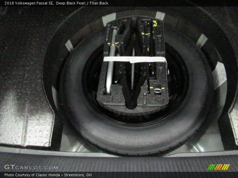 Deep Black Pearl / Titan Black 2018 Volkswagen Passat SE