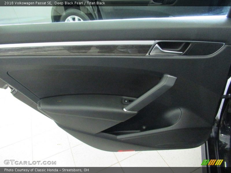 Deep Black Pearl / Titan Black 2018 Volkswagen Passat SE