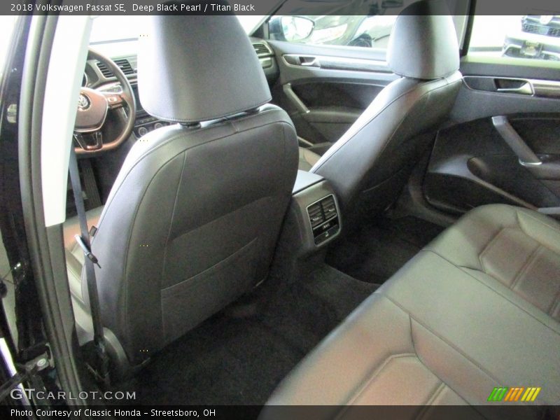 Deep Black Pearl / Titan Black 2018 Volkswagen Passat SE