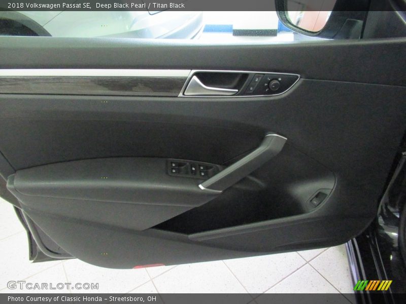 Deep Black Pearl / Titan Black 2018 Volkswagen Passat SE