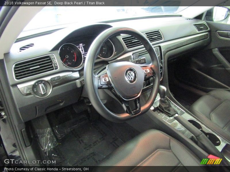 Deep Black Pearl / Titan Black 2018 Volkswagen Passat SE