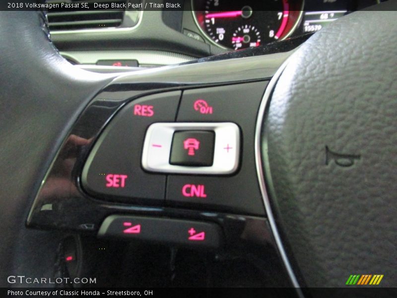 Deep Black Pearl / Titan Black 2018 Volkswagen Passat SE