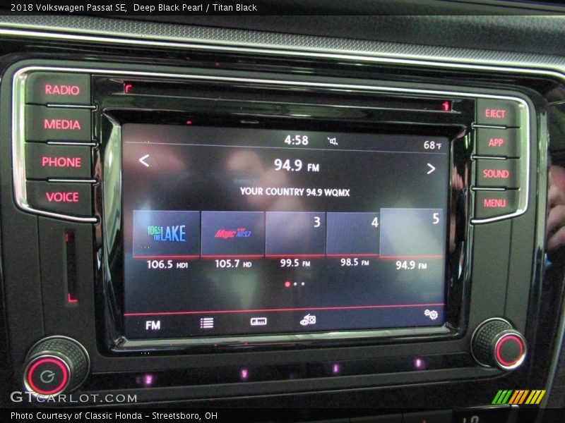 Deep Black Pearl / Titan Black 2018 Volkswagen Passat SE