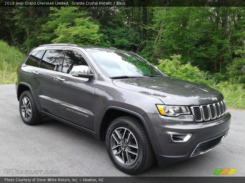 Front 3/4 View of 2019 Grand Cherokee Limited