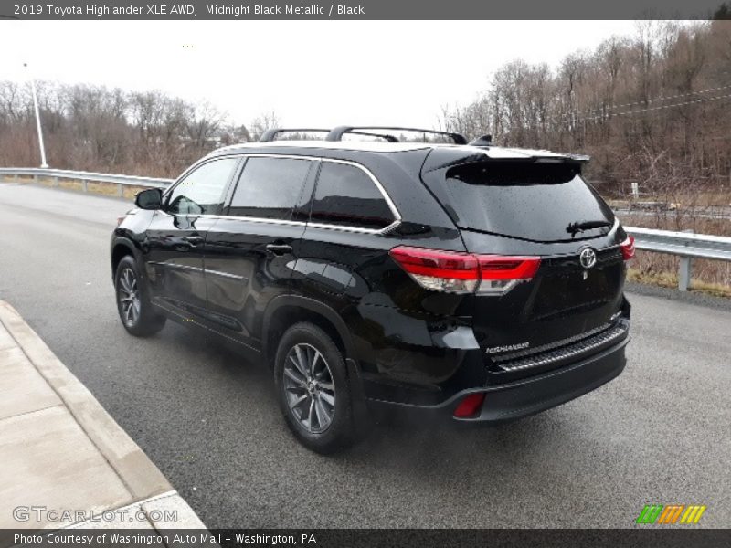 Midnight Black Metallic / Black 2019 Toyota Highlander XLE AWD