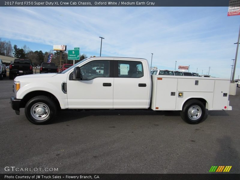 Oxford White / Medium Earth Gray 2017 Ford F350 Super Duty XL Crew Cab Chassis