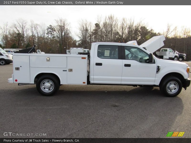 Oxford White / Medium Earth Gray 2017 Ford F350 Super Duty XL Crew Cab Chassis