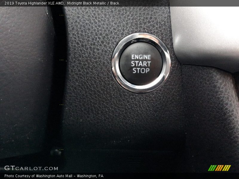 Midnight Black Metallic / Black 2019 Toyota Highlander XLE AWD