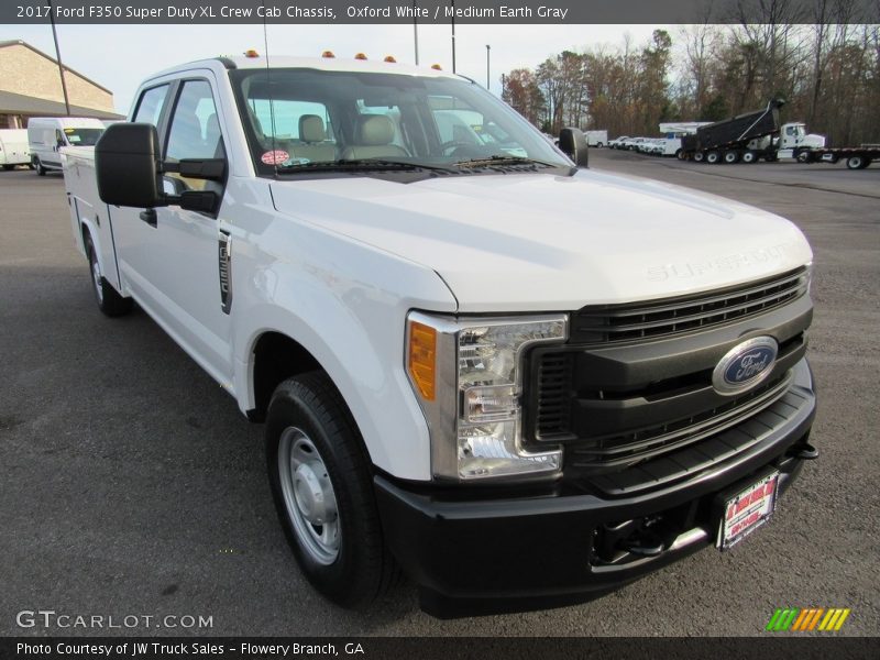 Oxford White / Medium Earth Gray 2017 Ford F350 Super Duty XL Crew Cab Chassis