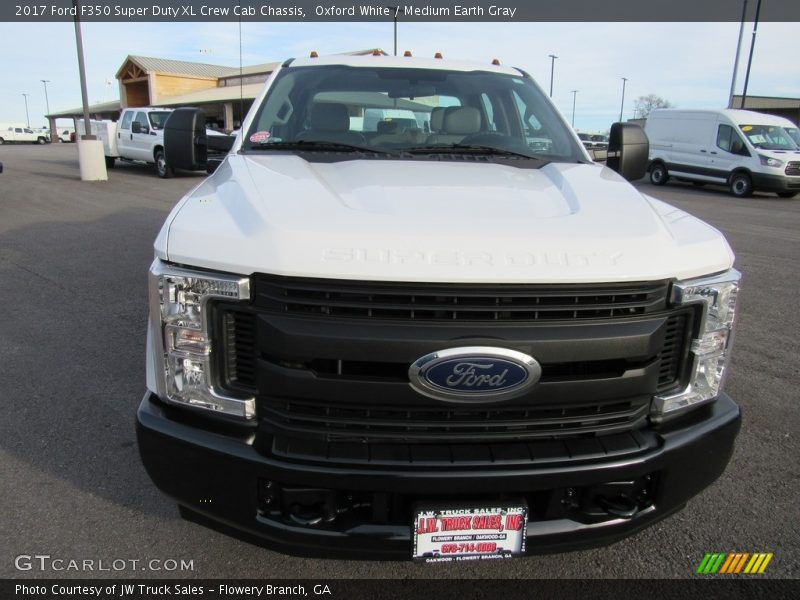 Oxford White / Medium Earth Gray 2017 Ford F350 Super Duty XL Crew Cab Chassis