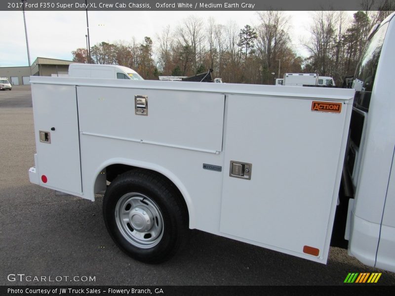 Oxford White / Medium Earth Gray 2017 Ford F350 Super Duty XL Crew Cab Chassis